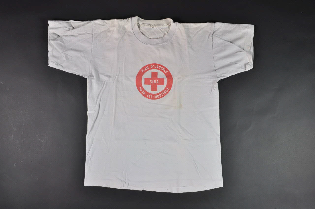 tee-shirt T shirt  "Sida Plan d'urgence pour les hôpitaux" 2003.121.2 Photo Mucem