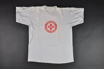 tee-shirt T shirt  "Sida Plan d'urgence pour les hôpitaux" 2003.121.2  Photo Mucem