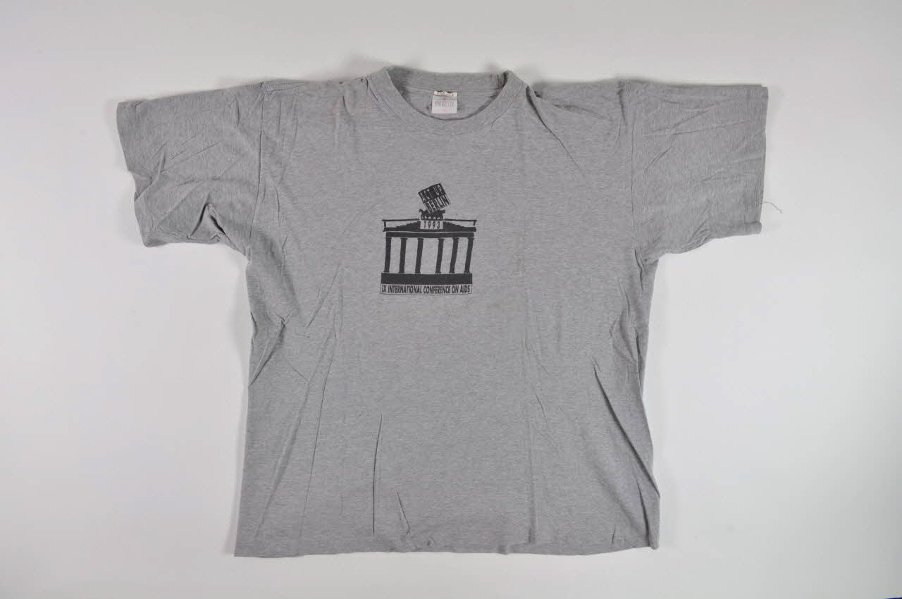 Act Up Berlin tee-shirt T shirt  "Act Up Berlin. IX International Conference on AIDS" France 1993 2003.121.6 Photo Mucem