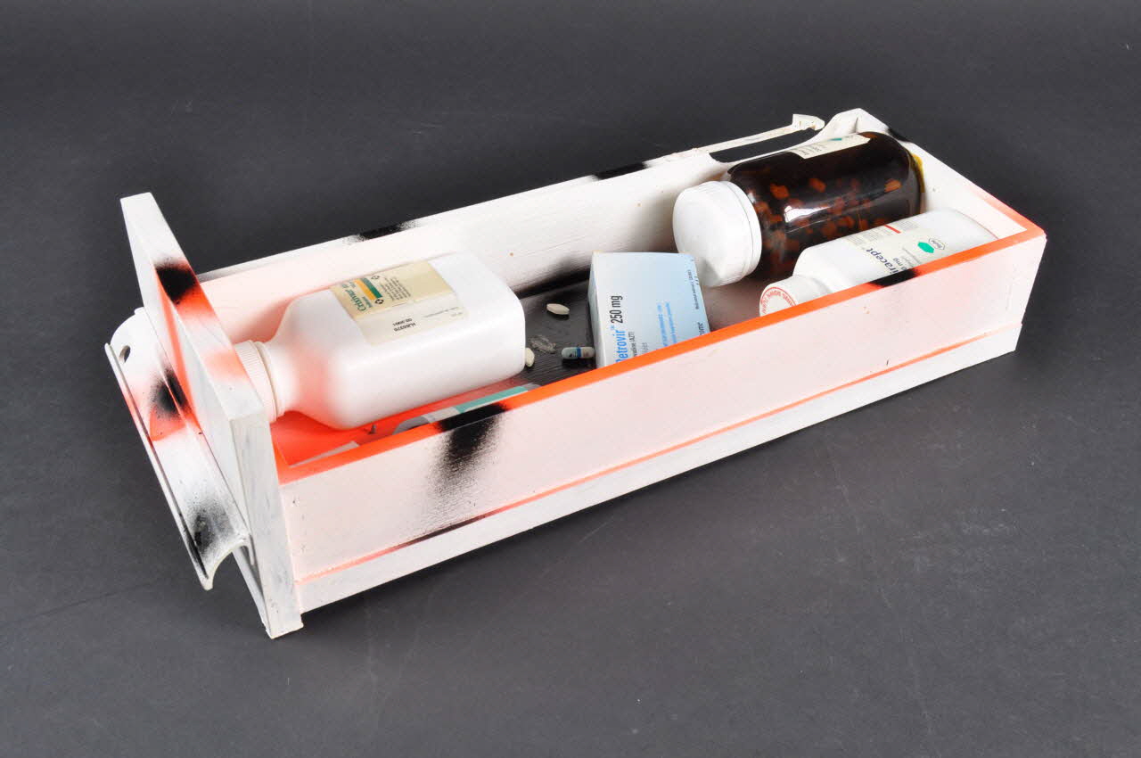 triptyque le nécéssaire de survie du séropositif au VIH (1) 2004.204.150 Photo Mucem