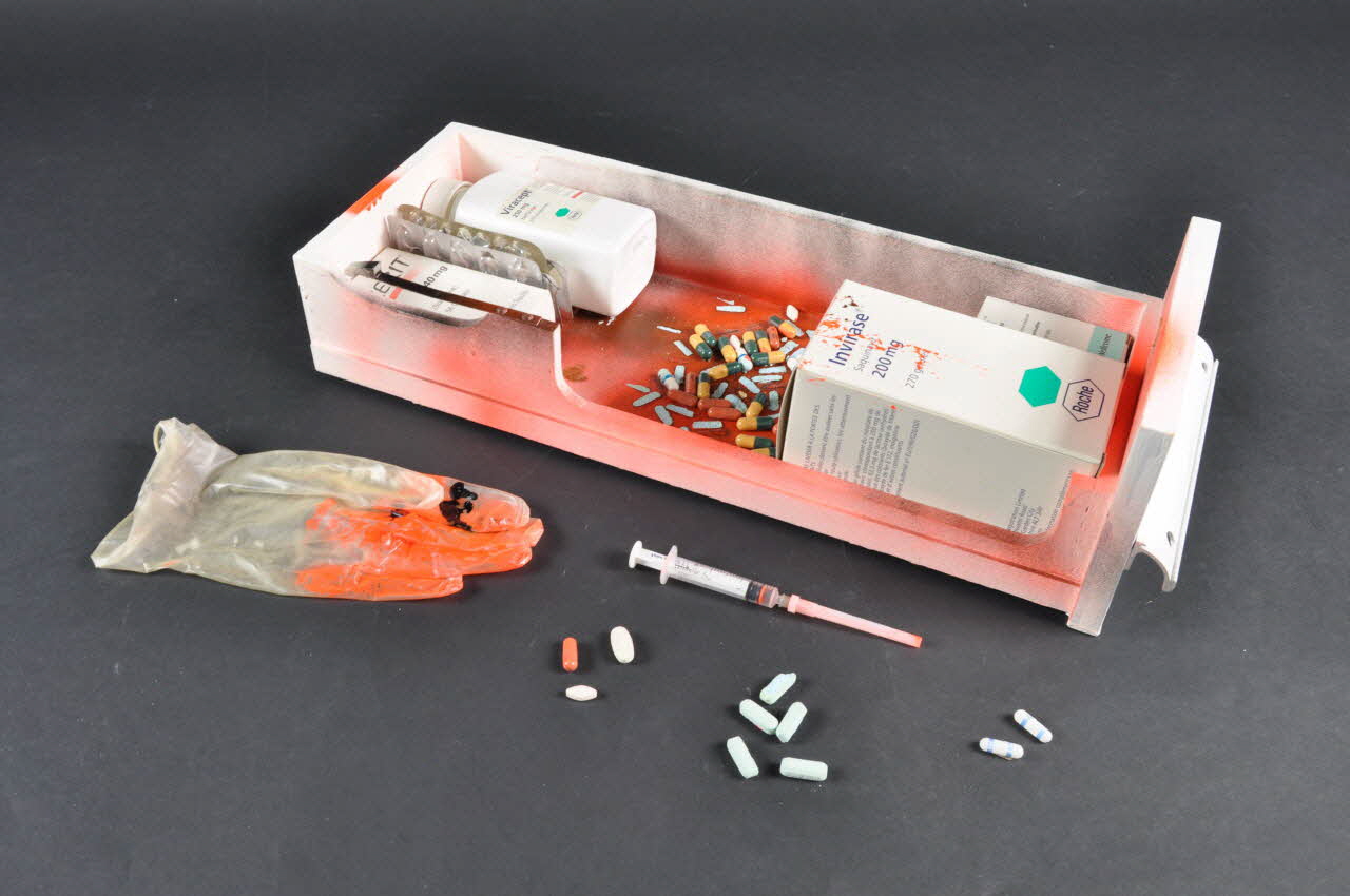 triptyque le nécéssaire de survie du séropositif au VIH (3) 2004.204.152.1-6 Photo Mucem