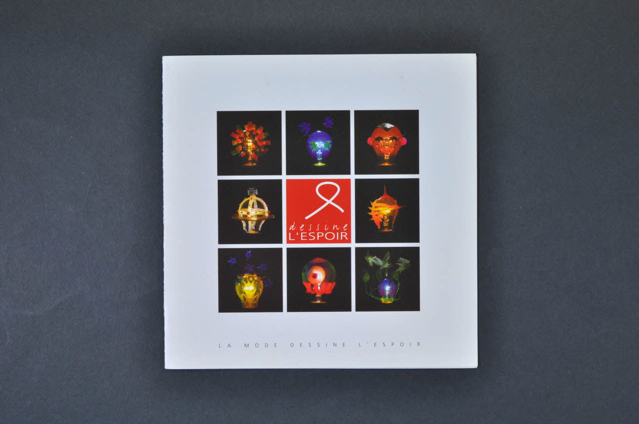 Dépliant "La mode dessine l'espoir" France 2004 2004.204.157 Photo Mucem