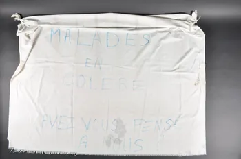 Hôpital Pasteur - Personnel et malades banderole "Malades en colère. Avez-vous pensé à nous?" Île-de-France, France 1999/12 2003.123.1 Photo Mucem