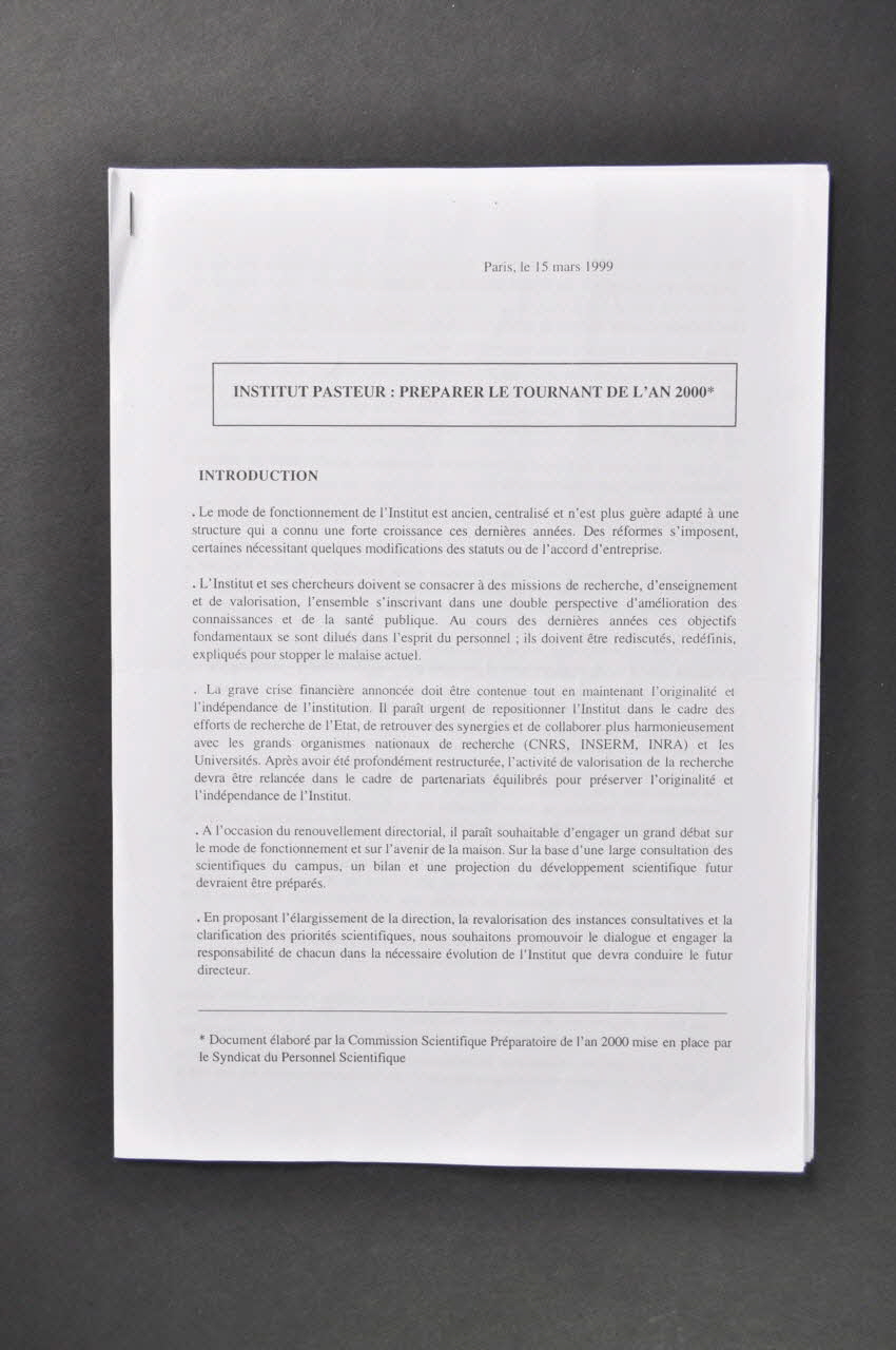 Hôpital Pasteur, Personnel Et Malades; Syndicat Du Rapport "Institut Pasteur : préparer le tournant de l'an 2000" France 1999/3/15 2003.123.10 Photo Mucem