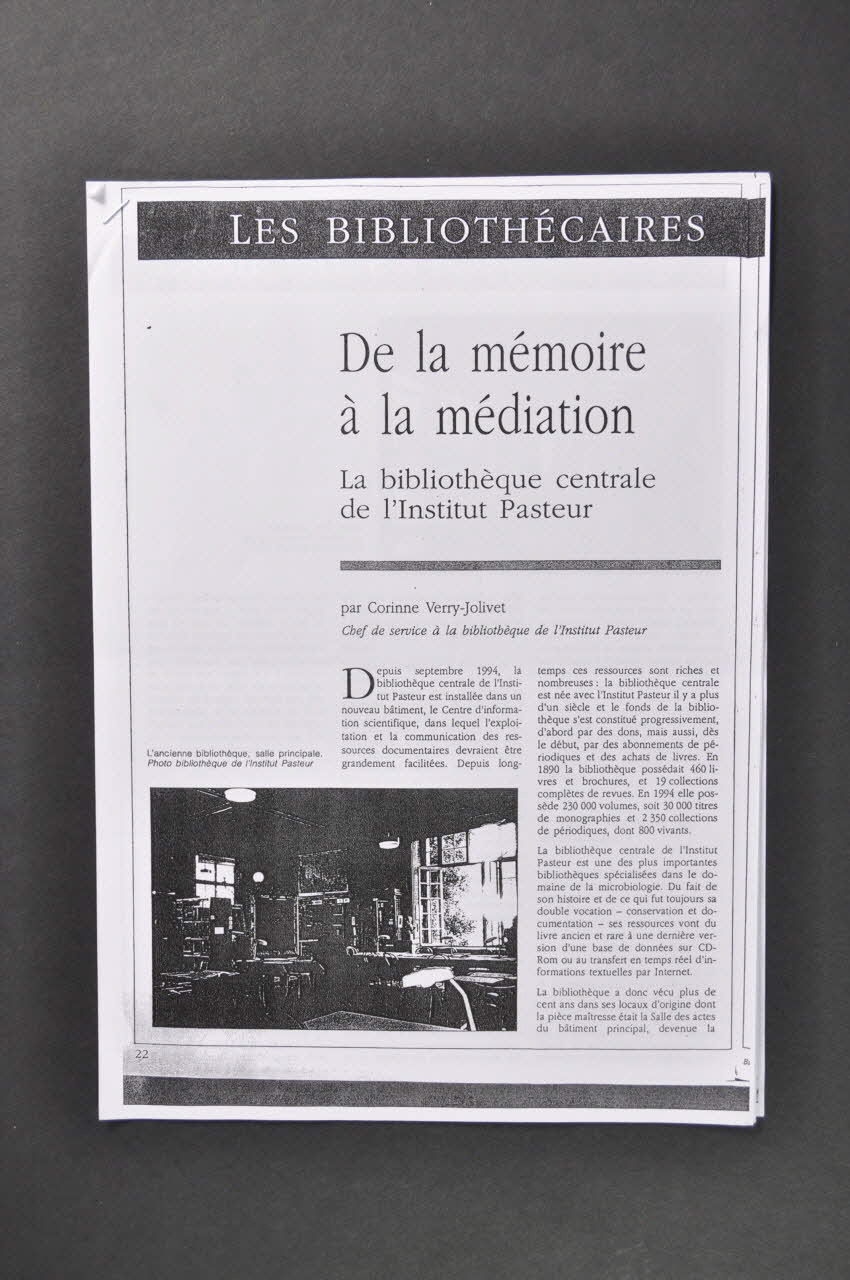 Hôpital Pasteur - Personnel et malades Tiré à part "De la mémoire à la médiation. La bibliothèque centrale de l'Institut Pasteur" France 1995 2003.123.13 Photo Mucem