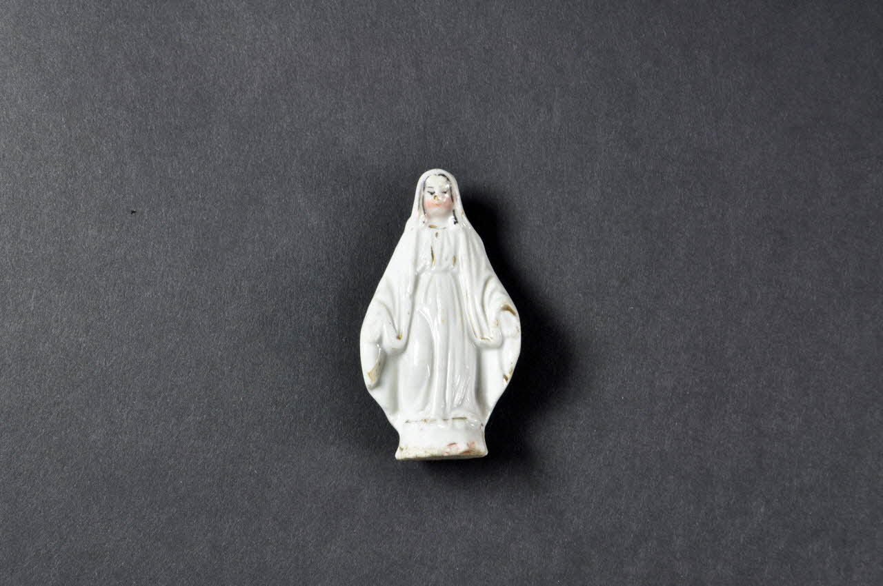 Hôpital Pasteur - Personnel et malades statuette Vierge (sur le bureau de la psychologue) France 1998 2003.123.3 Photo Mucem