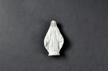 Hôpital Pasteur - Personnel et malades statuette Vierge (sur le bureau de la psychologue) France 1998 2003.123.3 Photo Mucem