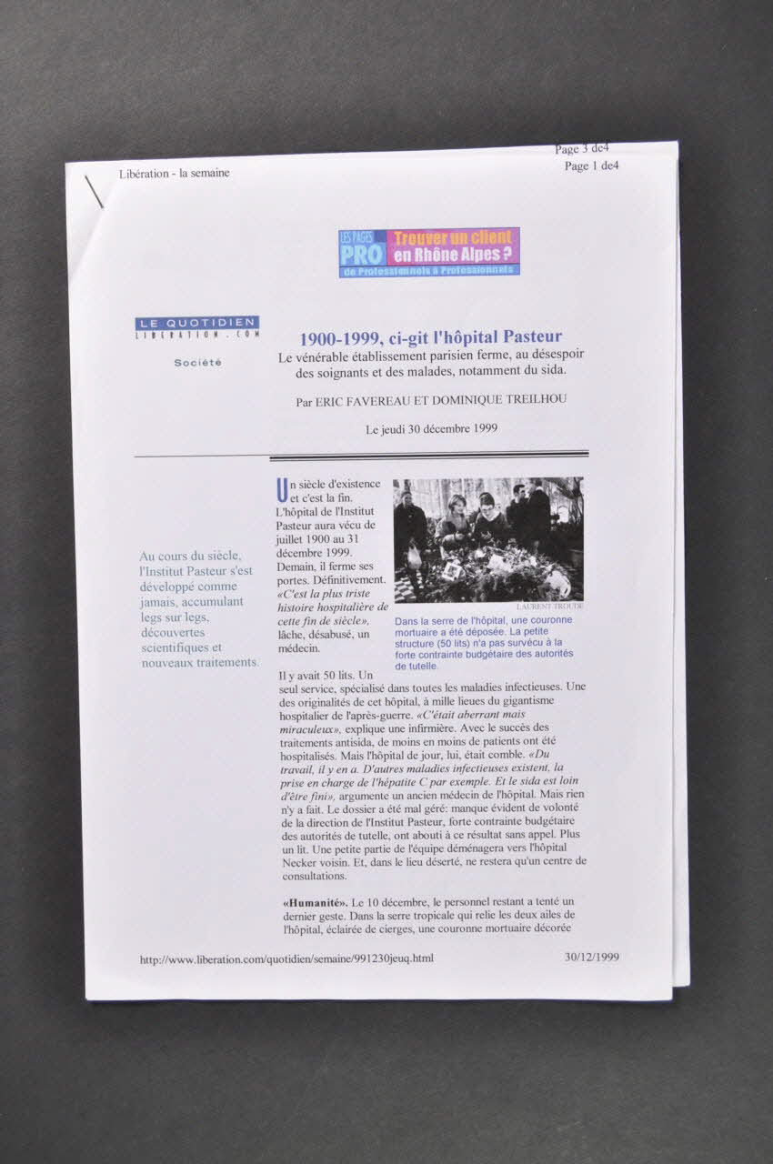 Hôpital Pasteur - Personnel et malades Coupure de presse Libération du 30/12/1999. Eric Favereau et Dominique Treilhou : "1900-1999. Ci-git l'hôpital Pasteur / Le vénérable établissement parisien ferme, au désespoir des soignants et des malades, notamment du sida" Île-de-France, France 1999/12/30 2003.123.37 Photo Mucem