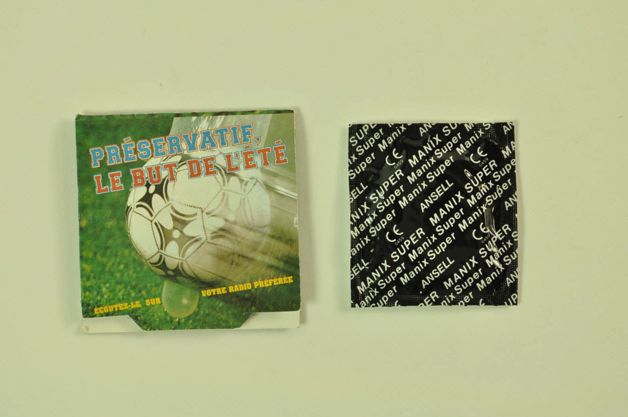 Emballage de préservatif "Préservatif. Le but de l'été. Ecoutez le sur votre radio préférée" (sans préservatif) 2003.125.101.1-2 Photo Mucem