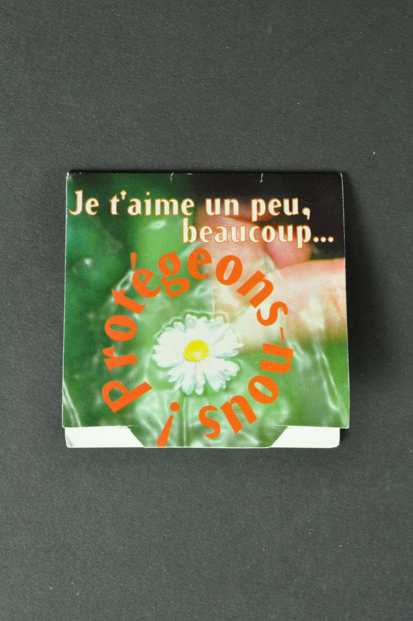 Emballage de préservatif "Je t'aime un peu, beaucoup... Protégeons-nous" (sans préservatif) 2003.125.102 Photo Mucem