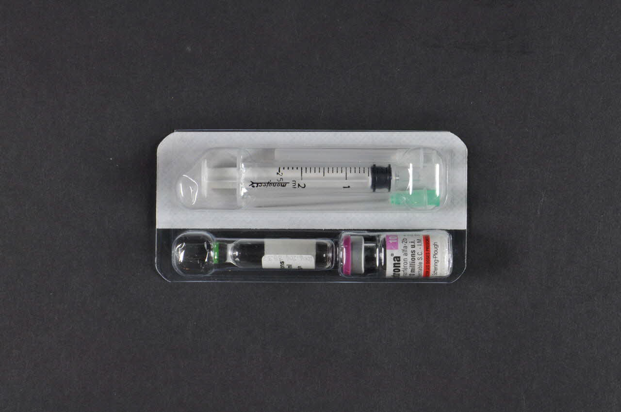 Schering-Plough Flacon de médicament Intona. Interferon France 2004 2004.204.38.3.1-3 Photo Mucem