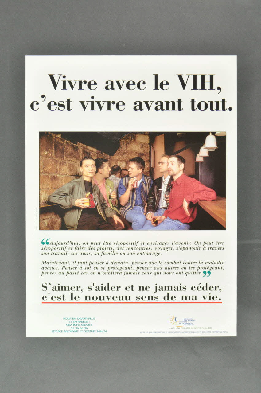 affiche "Vivre avec le VIH, c'est vivre avant tout"  / S'aimer, s'aider et ne jamais céder, c'est le nouveau sens de ma vie" 2003.125.114 Photo Mucem
