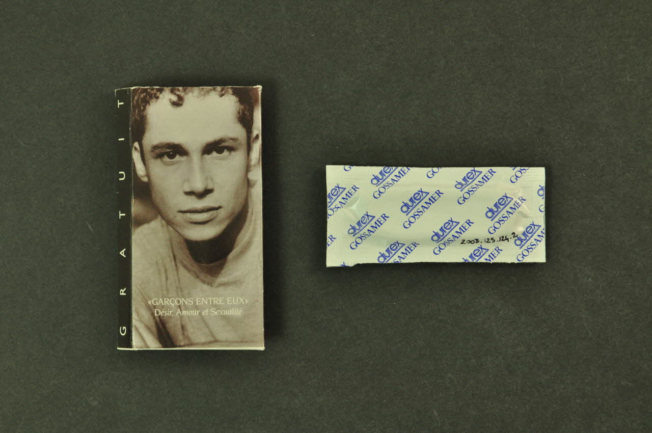 Gage Etudiant(E)S Gai(E)S, Fil Santé Jeunes, Le Emballage de préservatif "Garçons entre eux. Désir, amour et sexualité" France 1998 2003.125.124.1-2 Photo Mucem