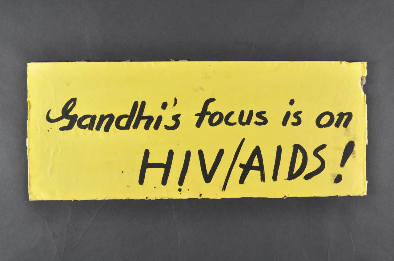 Délégation Indienne à La Xv° Conférence Mondiale pancarte "Gandhi's focus is on HIV/AIDS !" International 2004/7 2004.204.5 Photo Mucem