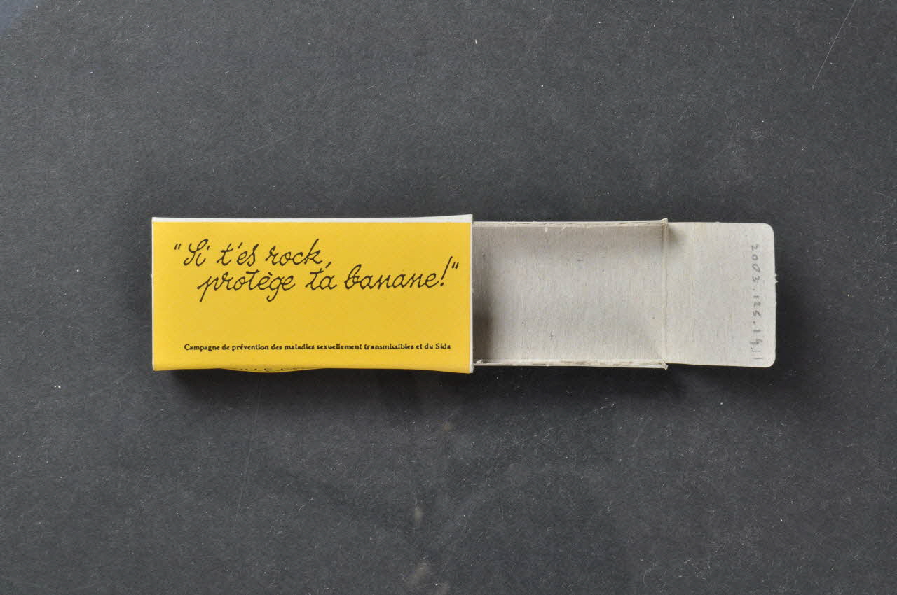 Ville De Romainville, Afls boîte Emballage de préservatif  "Si t'es rock, protège ta banane" Île-de-France, France 1998 2003.125.14.1.1-2 Photo Mucem