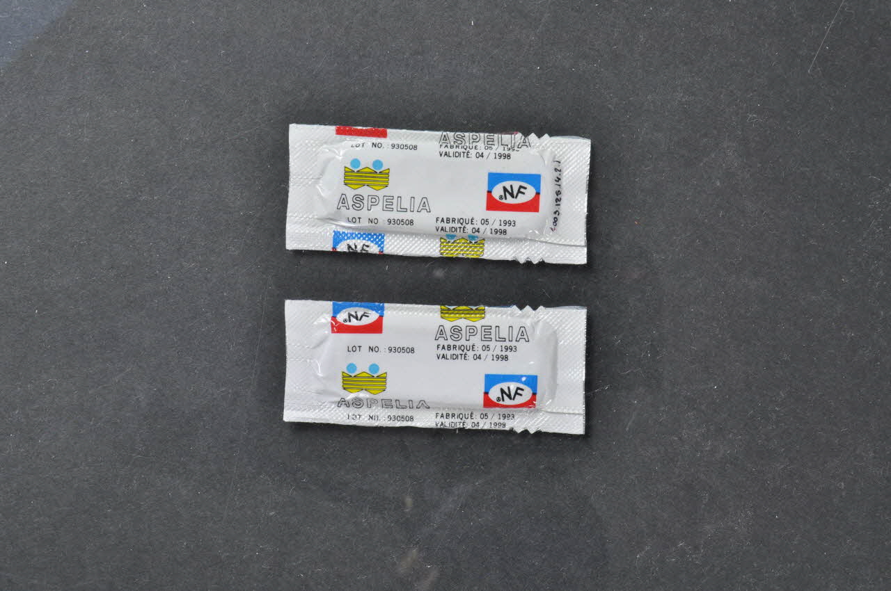 Ville De Romainville, Afls Préservatif Emballage de préservatif  "Si t'es rock, protège ta banane" Île-de-France, France 1998 2003.125.14.2.1-2 Photo Mucem