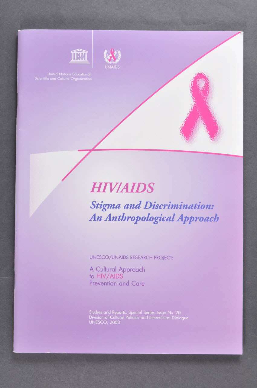 Unesco BROCHURE "HIV/AIDS Stigma and Discrimination. An anthropological approach" (VIH/Sida. Stigmatisation et discrimination. Approche anthropologique) France 2003 2004.204.57 Photo Mucem