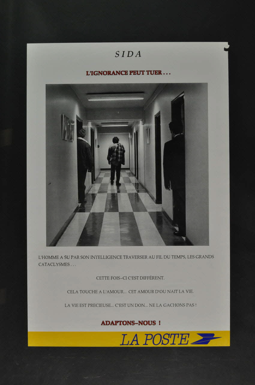 affiche "Sida, l'ignorance peut tuer" (personnes dans un couloir) 2003.125.142 Photo Mucem