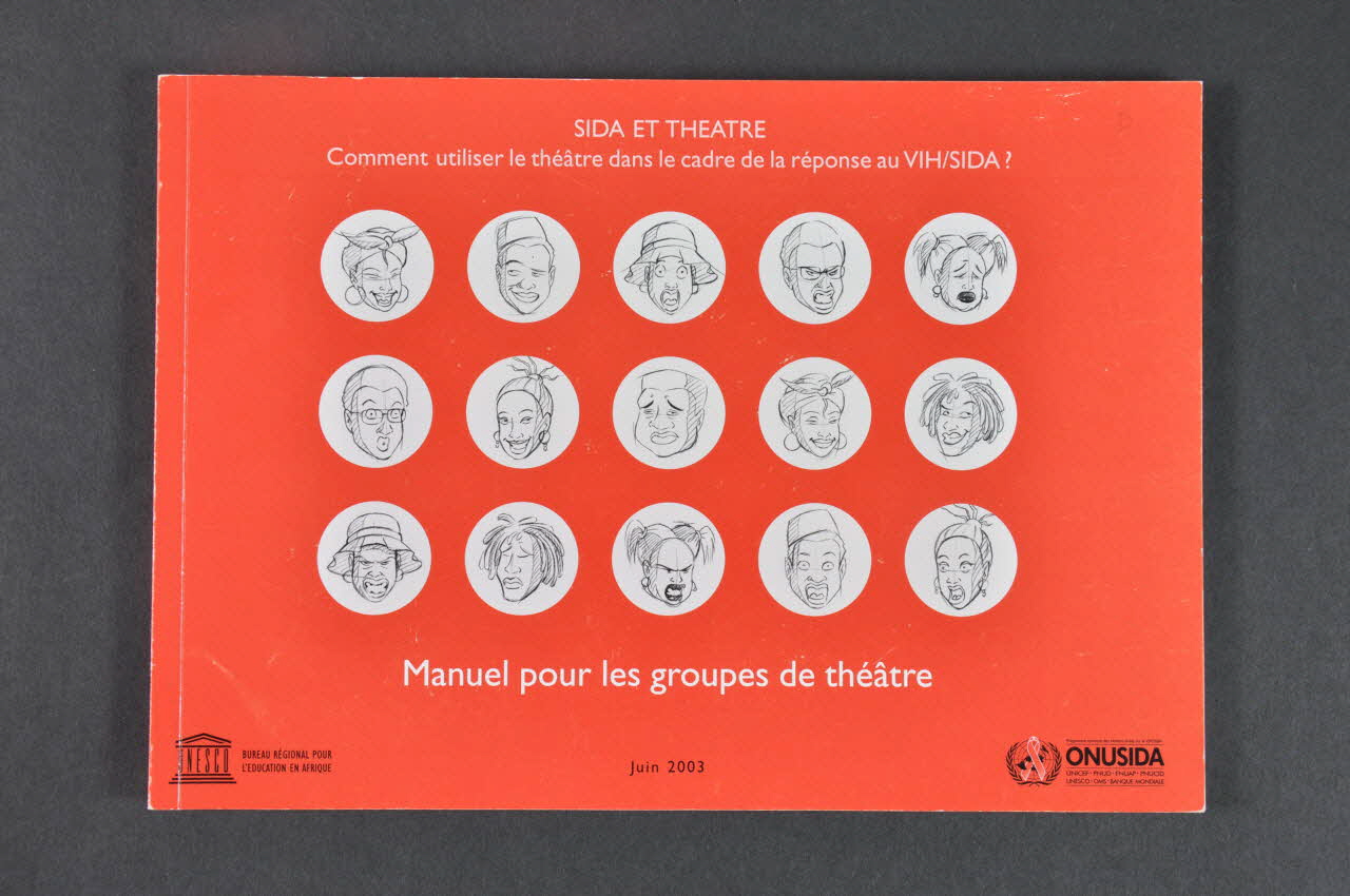 Onusida BROCHURE "Sida et théâtre. Comment utiliser le théâtre dans le cadre de la réponse au VIH/Sida ?" International 2003/6 2004.204.60 Photo Mucem