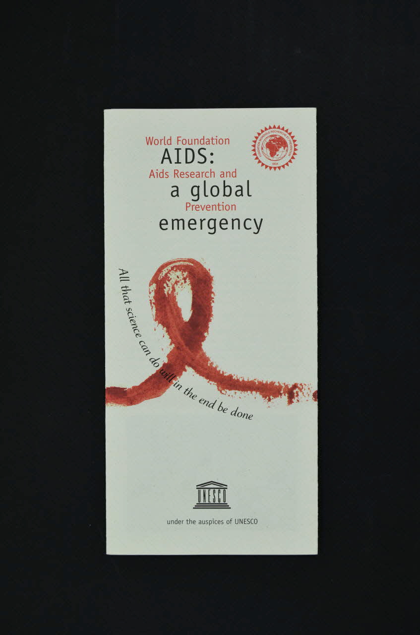 Unesco, Fondation Mondiale Recherche Et Prévention Dépliant "World Foundation Aids Research and prevention. AIDS : a global emergency"  (Fondation mondiale Recherche et Prévention Sida. Sida une émergence mondiale) International 2004 2004.204.62 Photo Mucem