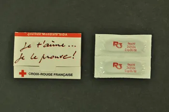 Croix Rouge Française, Hutchinson Emballage de préservatif Emballage de préservatif  "Journée mondiale SIDA. Je t'aime et je le prouve" France 1998 2003.125.16.1-2 Photo Mucem