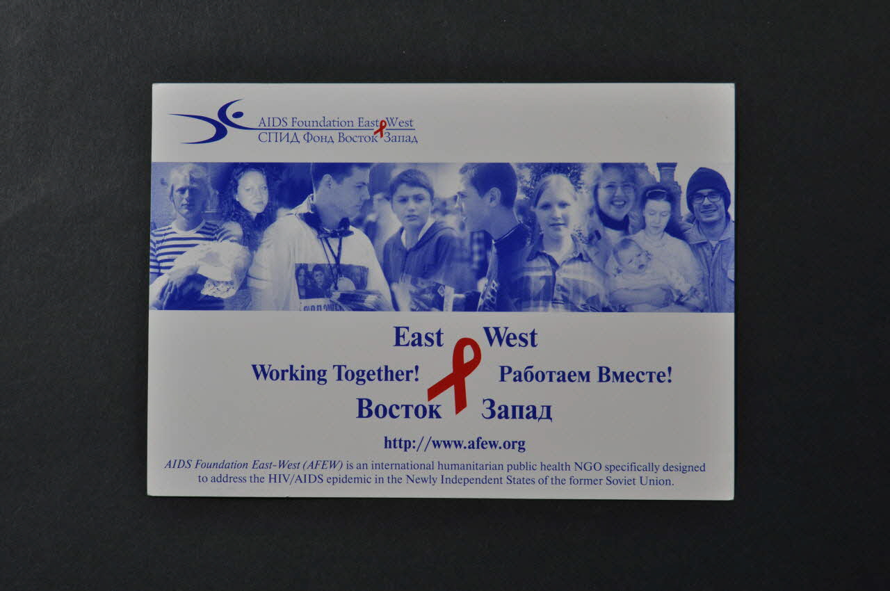 Aids Foundation East-West (AFEW) Carte d'information "East West Working together" (Est et Ouest travaillant ensemble) Russie 2004 2004.204.73 Photo Mucem