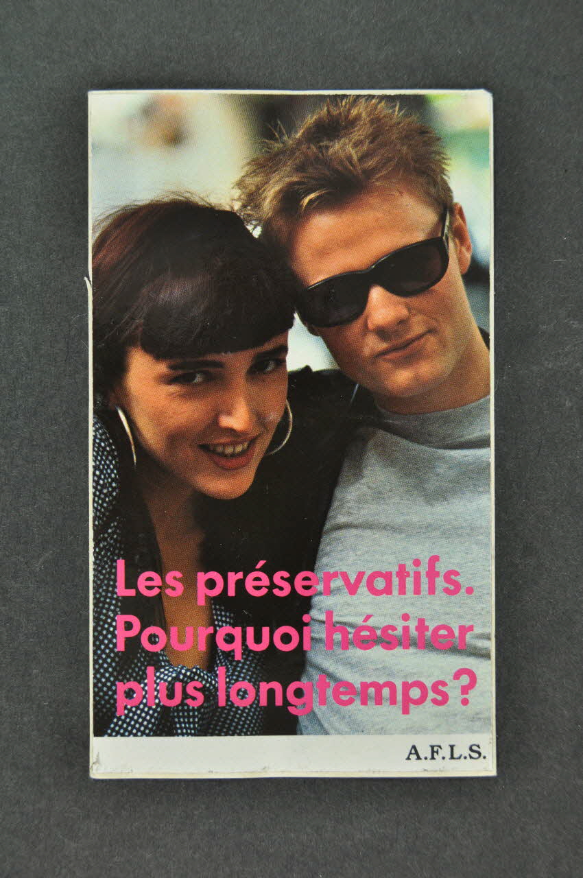 AFLS (Agence Française De Lutte Contre Le Sida) autocollant "Les préservatifs. Pourquoi hésiter plus longtemps ?" France 1991 2003.125.213 Photo Mucem