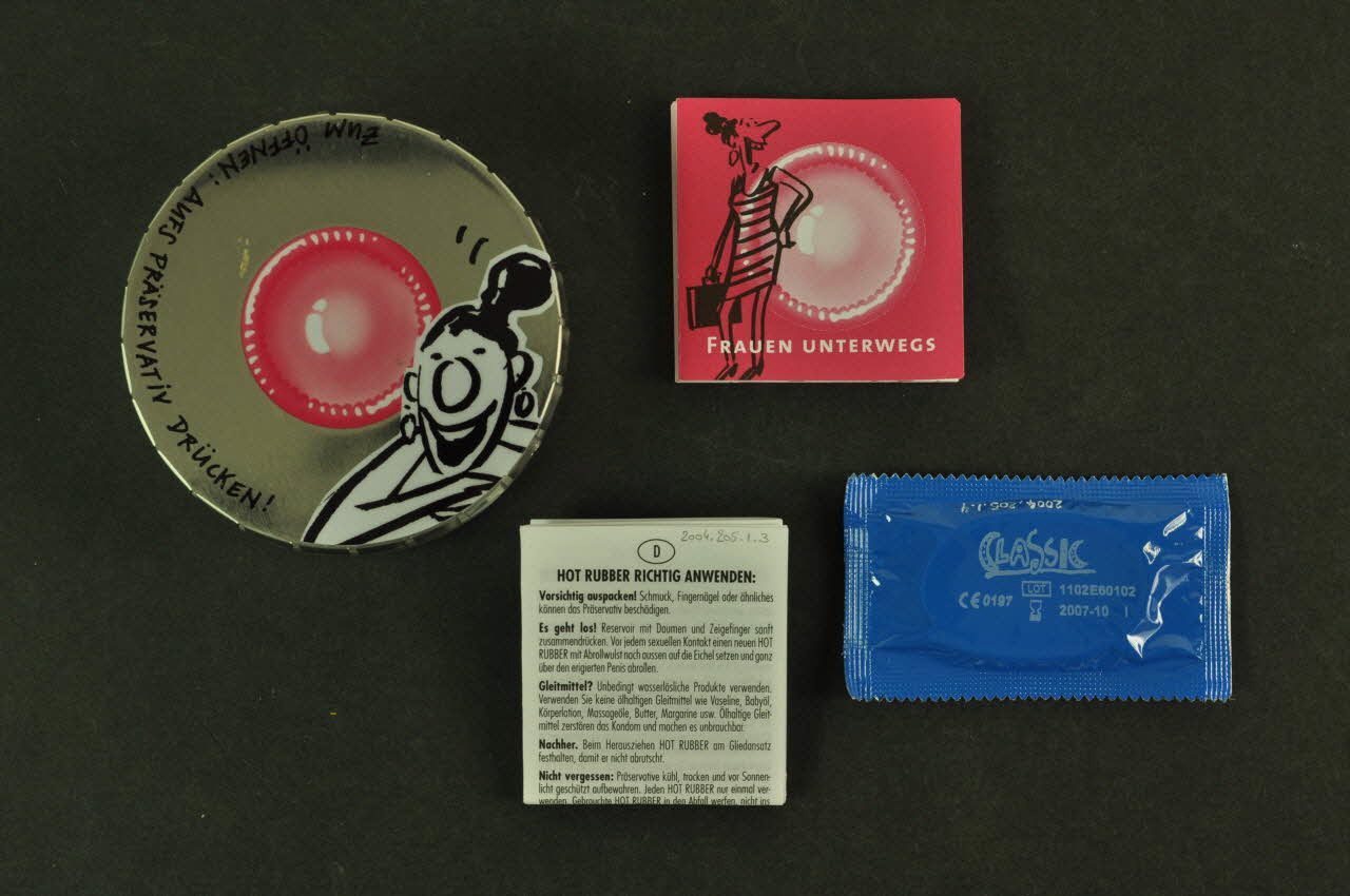 Aids & Kind PORTE-PRESERVATIF "Zum öffnen : aufs präservativ Drücken" Lorraine, France 2004 2004.205.1.1-4 Photo Mucem