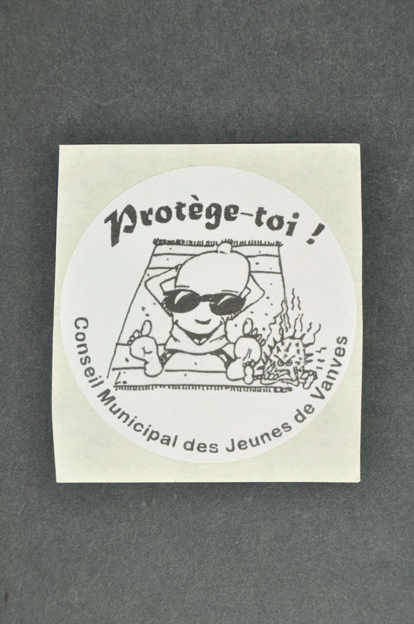 autocollant Autocollant "Protège-toi !"(2) (bonhomme préservatif prenant un bain de soleil) 2003.125.262 Photo Mucem