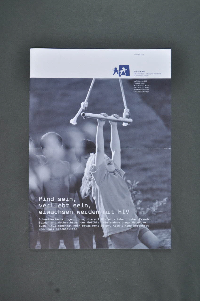 Aids & Kind Bulletin "Kind sein, verliebt sein, erwachsen werden mit HIV" ("Être un enfant, être amoureux, grandir avec le VIH") Lorraine, France 2003 2004.205.29.1-2 Photo Mucem