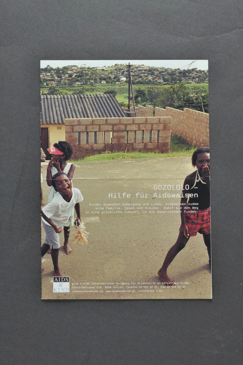 Aids & Kind BROCHURE "Gozololo. Hilfe für Aidswaisen" Numéro spécial de la revue : Aids & Kind : "Gozololo. Une aide aux orphelins du sida" Lorraine, France 2004 2004.205.3 Photo Mucem