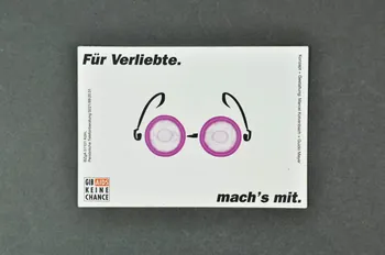 autocollant "Für Verliebte. / Mach's mit" (lunettes) (Pour les amoureux) 2003.125.268 Photo Mucem