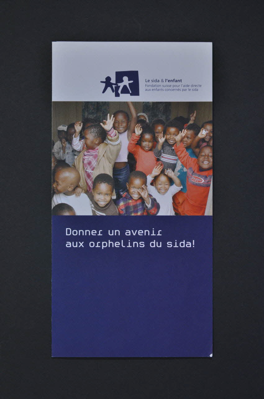 Dépliant "Donner un avenir aux orphelins du sida" 2004.205.35 Photo Mucem