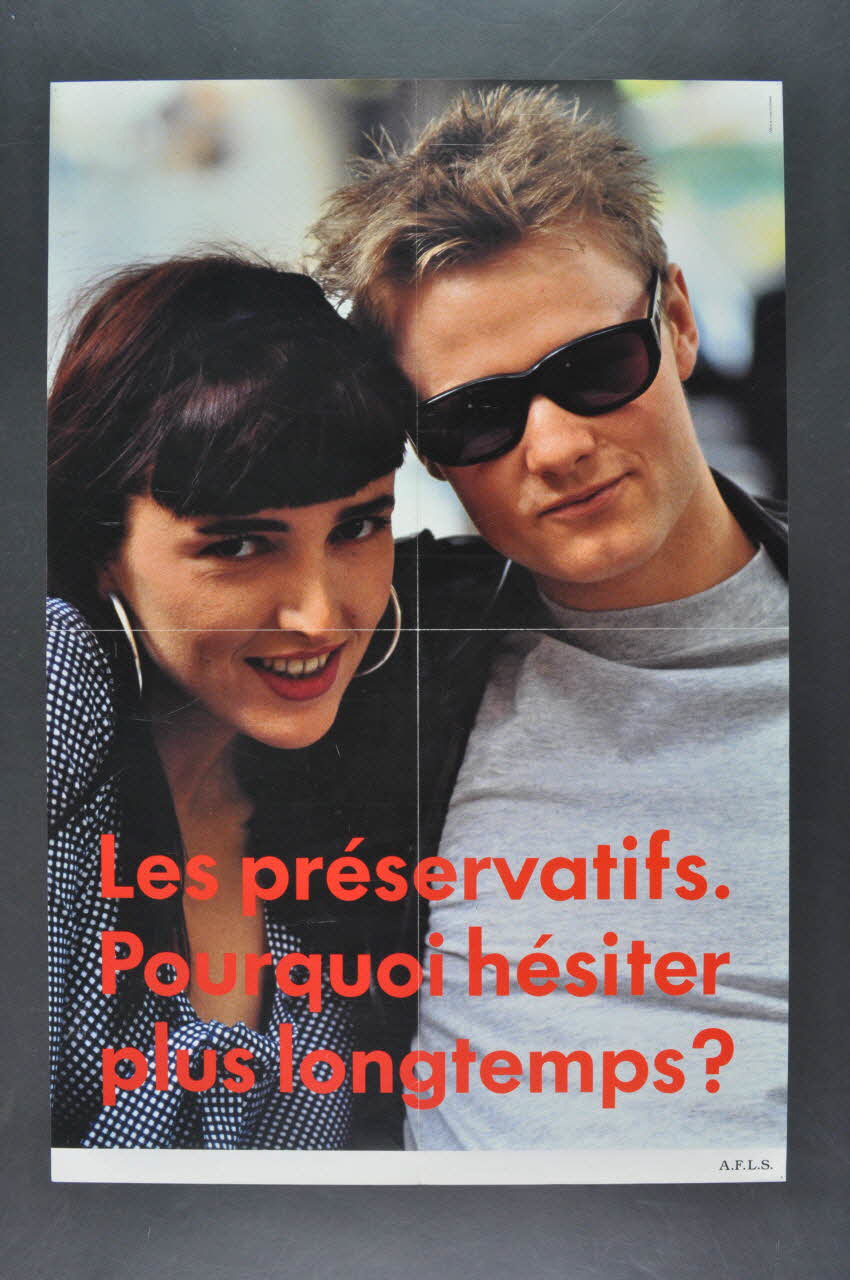 AFLS (Agence Française De Lutte Contre Le Sida) affiche "Les préservatifs. Pourquoi hésiter plus longtemps?" (garçon blond et fille brune) France 1991 2003.125.28  Photo Mucem