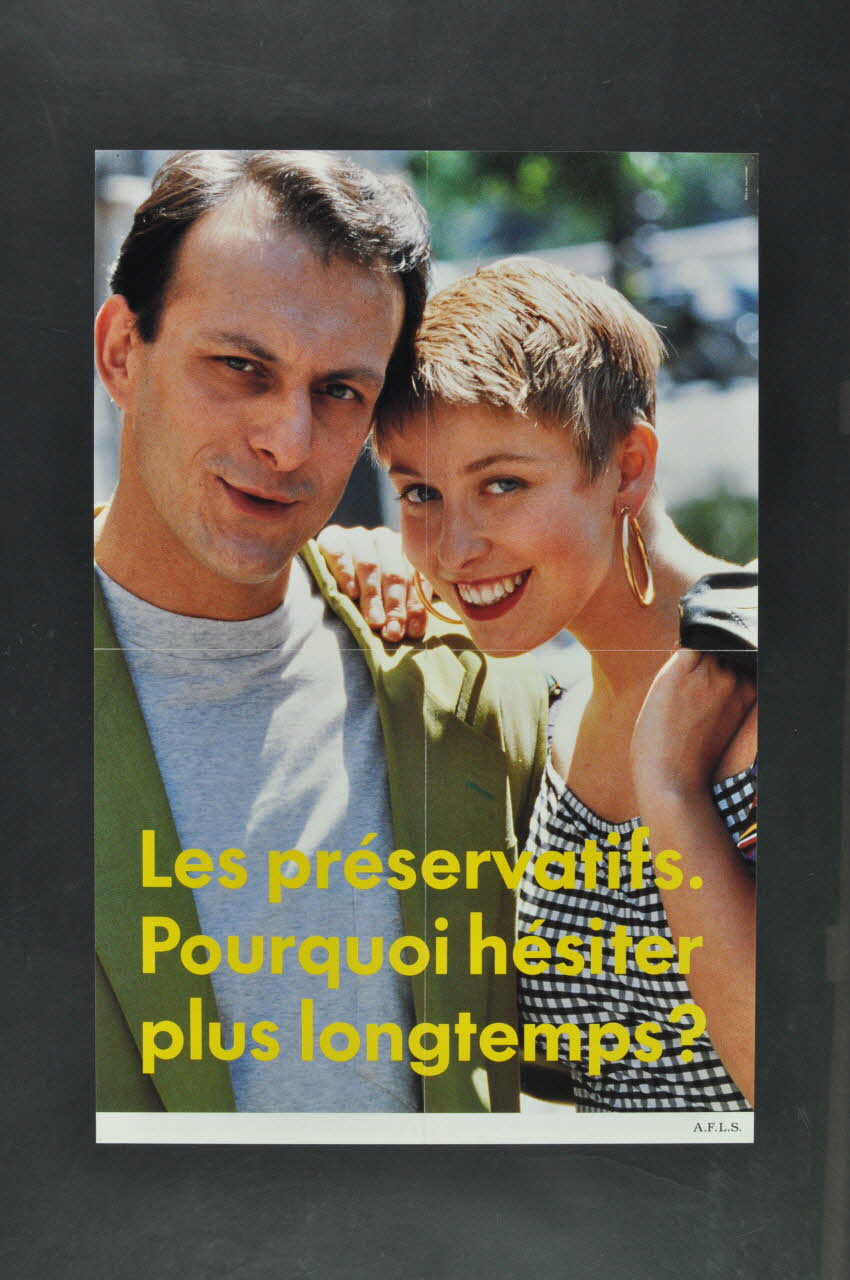 AFLS (Agence Française De Lutte Contre Le Sida) affiche "Les préservatifs. Pourquoi hésiter plus longtemps?" (garçon blond et fille blonde) France 1991 2003.125.29  Photo Mucem
