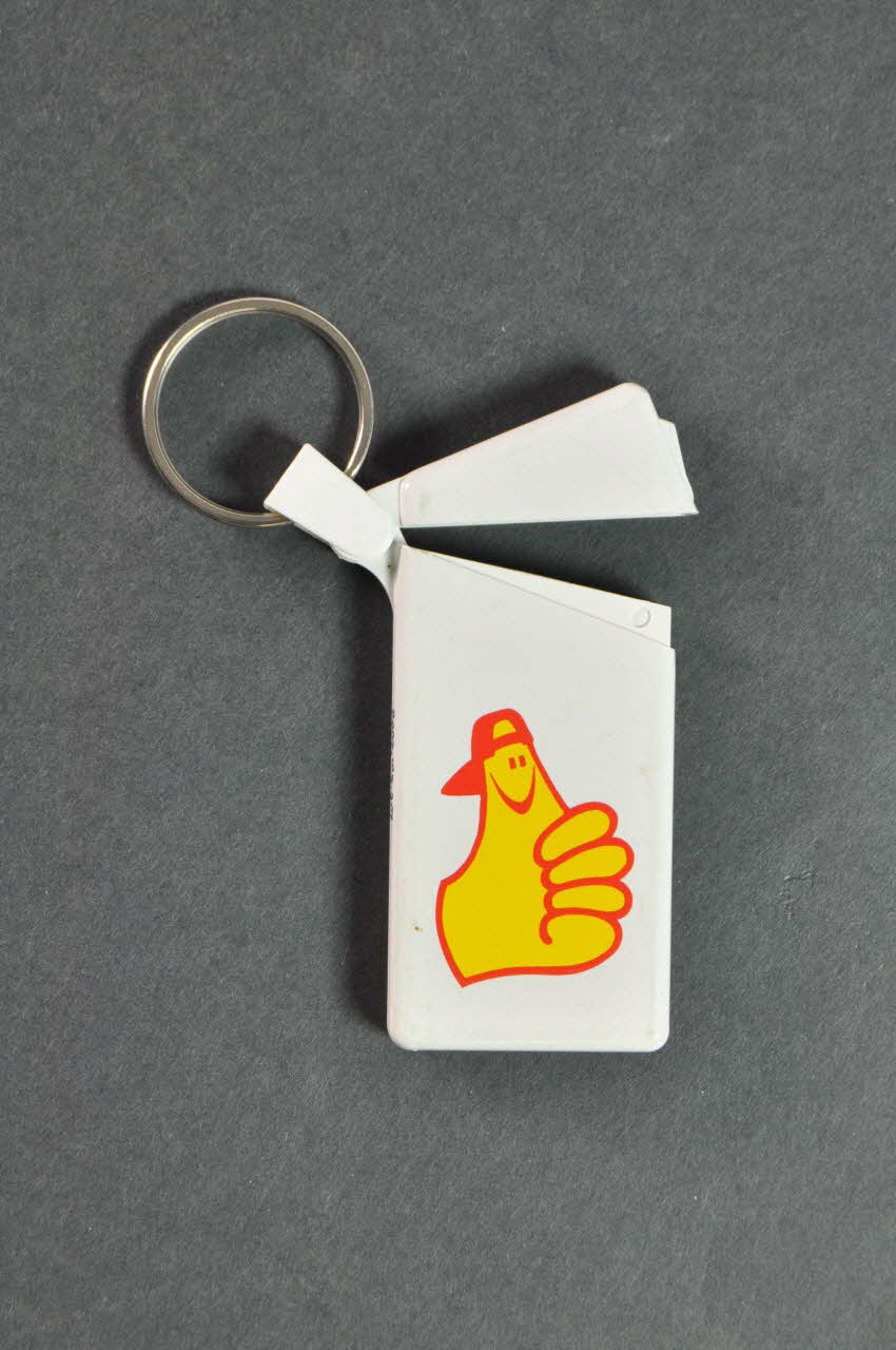 porte-clef Main jaune dont le pouce est recouvert par un préservatif 2003.125.307 Photo Mucem