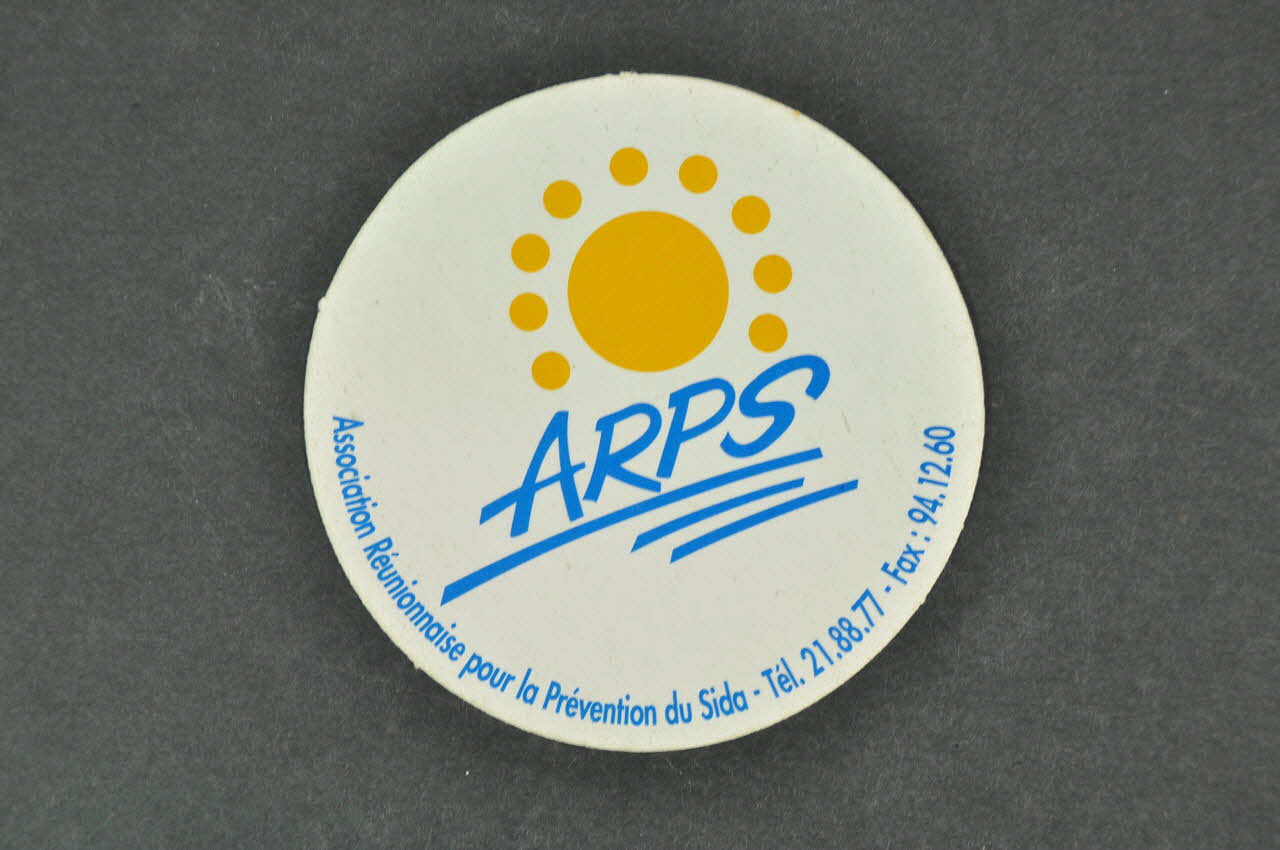 autocollant "ARPS : Association Réunionnaise pour la Prévention du Sida" 2003.125.326 Photo Mucem