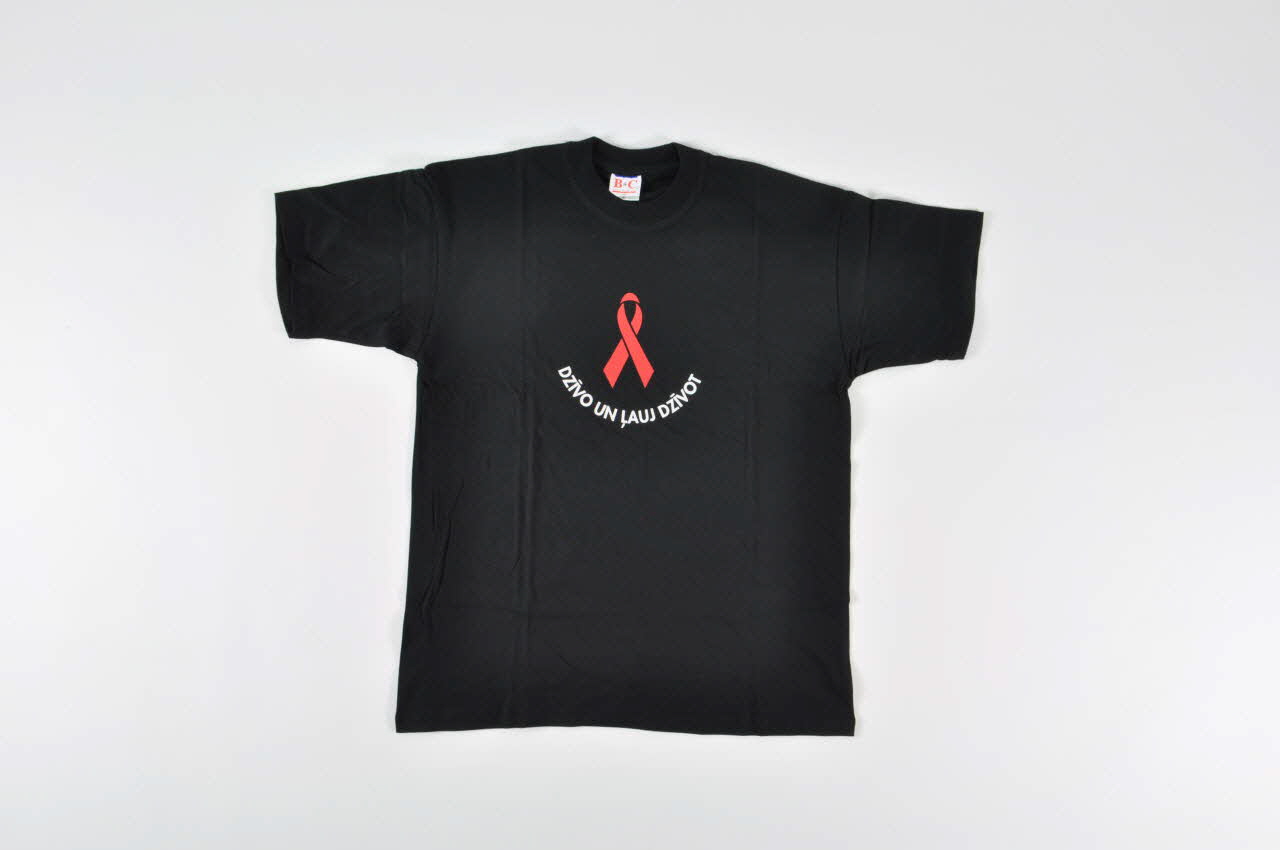Dia + Logs Tee shirt "Dzivo un lauj dziot" (Vivre et laisser vivre ?) Lettonie 2003 2005.180.13 Photo Mucem