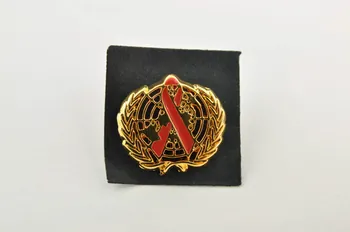 Onusida Pin's ruban rouge Pin's ruban rouge Unaids Lorraine, France 2004 2004.206.10.1-3 Photo Mucem