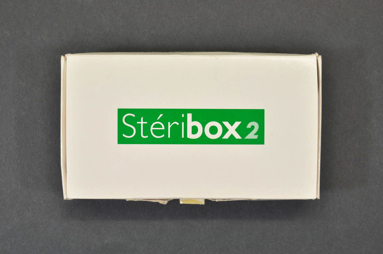Ministère de l'Emploi et de la Solidarité boîte "Steribox 2 France 2001 2003.125.333.1 Photo Mucem