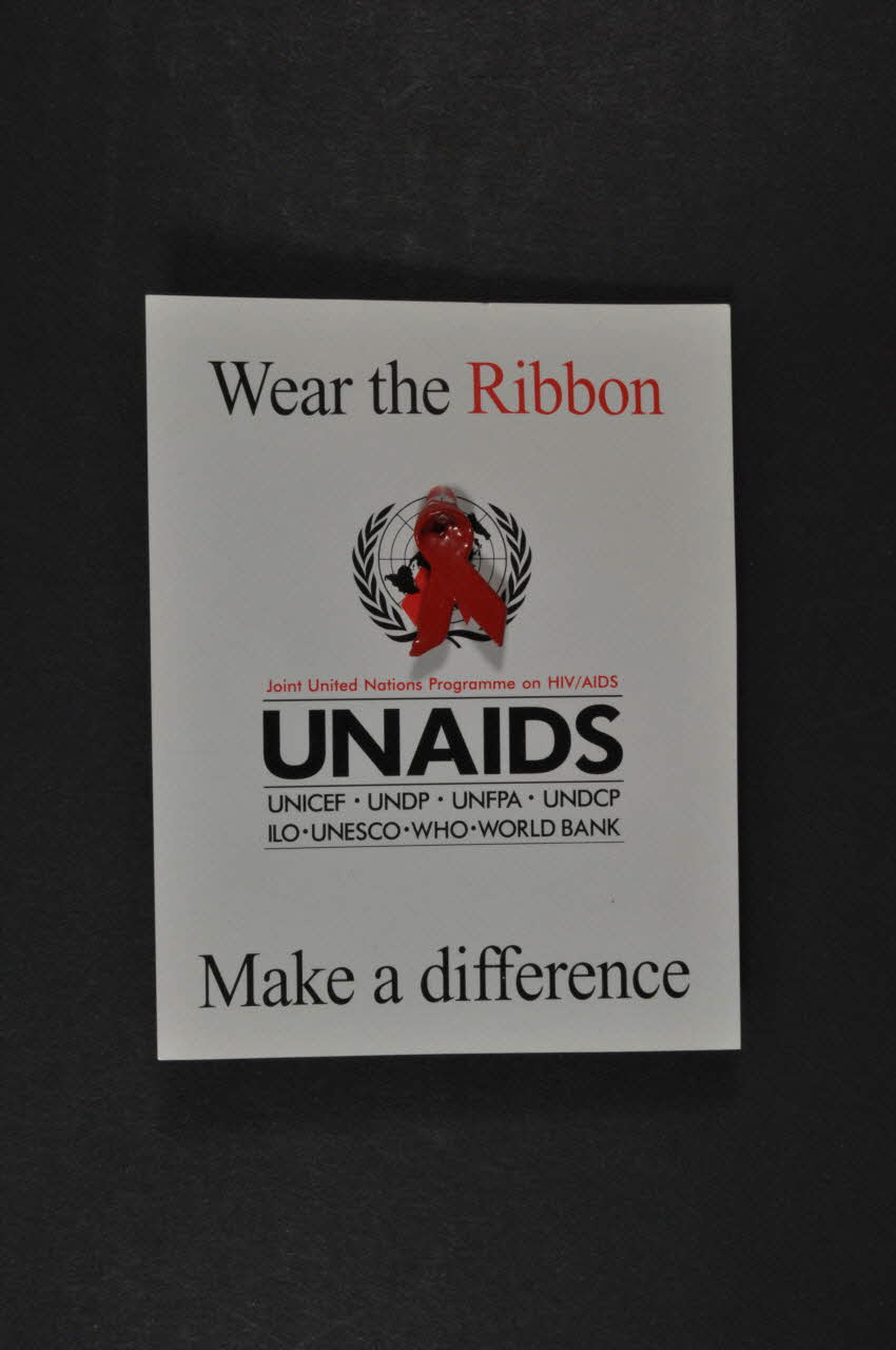 Onusida pin's "Wear the Ribbon" (Portez le ruban) Lorraine, France 2004 2004.206.11.1-2 Photo Mucem