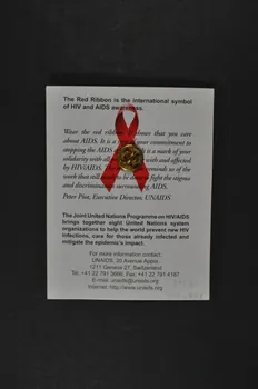Onusida pin's "Wear the Ribbon" (Portez le ruban) Lorraine, France 2004 2004.206.11.1-2 Photo Mucem