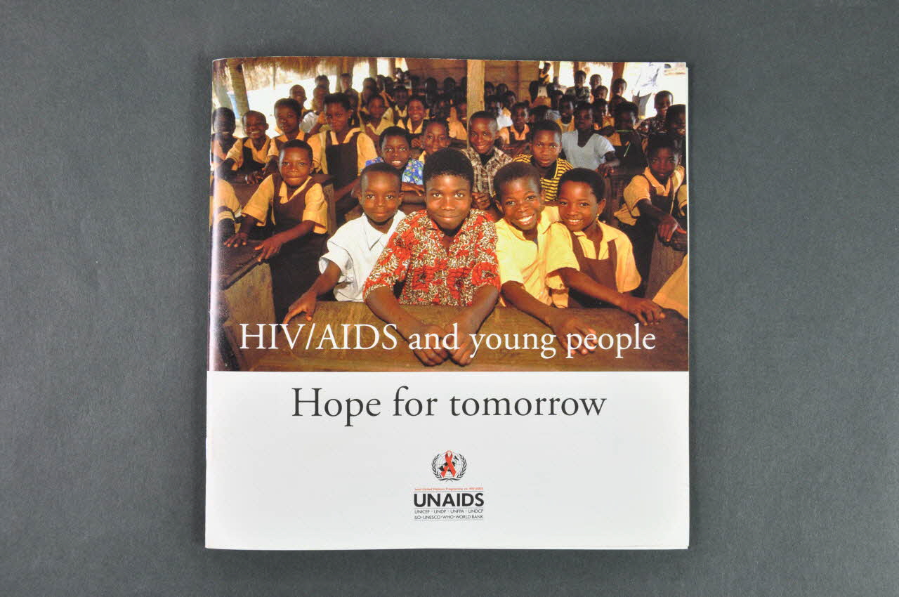 Onusida BROCHURE "HIV/AIDS and young people. Hope for tomorrow" (Le VIH/sida et les jeunes. De l'espoir pour demain) Lorraine, France 2003 2004.206.13 Photo Mucem