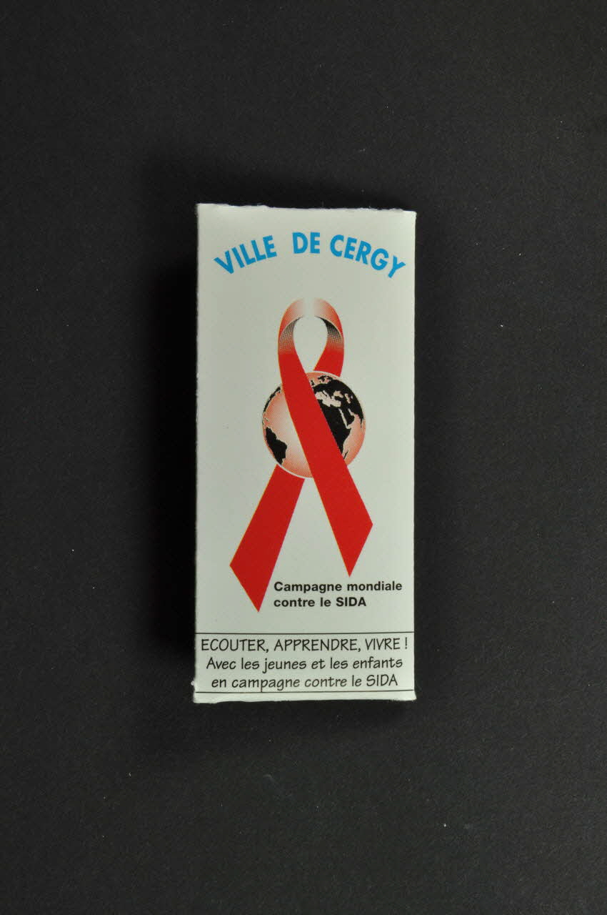 Ville De Cergy Emballage de préservatif ruban rouge . Ville de Cergy. Campagne mondiale contre le SIDA. Ecouter, apprendre, vivre. Avec les jeunes et les enfants en campagne contre le SIDA" (sans préservatif) France 2002 2003.125.336  Photo Mucem