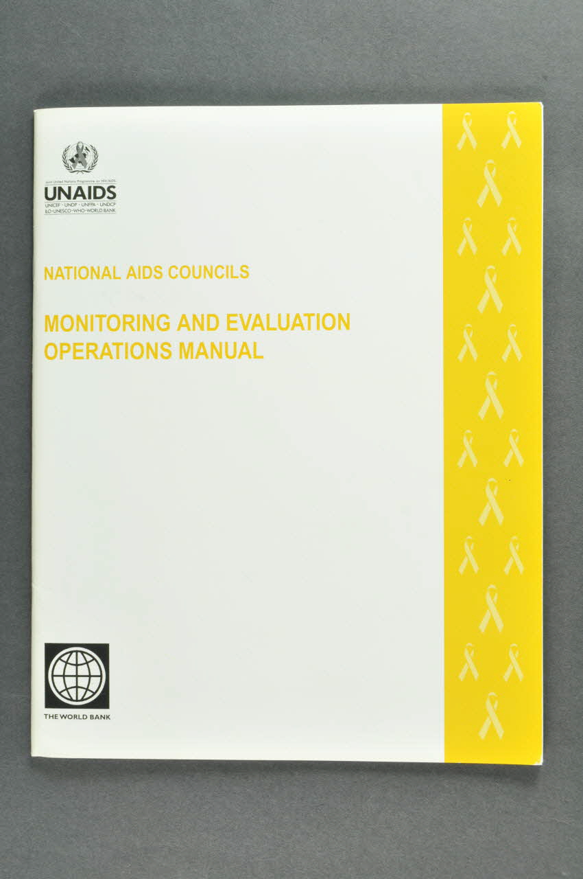 Onusida BROCHURE "National AIDS Councils. Monitoring and evaluation operations Manual" (Conseils nationaux du sida. Manuel de gestion et d'évaluation des opérations) Lorraine, France 2002 2004.206.17 Photo Mucem