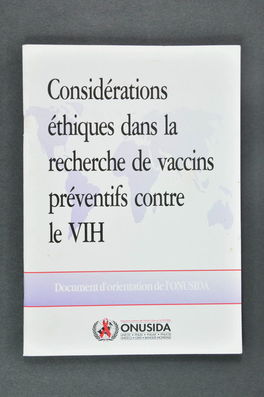 Onusida BROCHURE "Considérations éthiques dans la recherche de vaccins préventifs contre le VIH" Lorraine, France 2001 2004.206.18 Photo Mucem