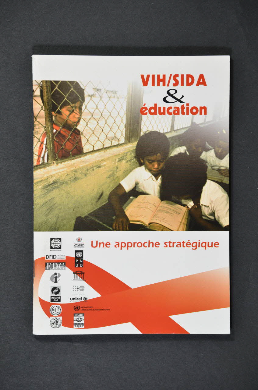 Onusida BROCHURE "VIH/SIDA et éducation. Une approche stratégique" Lorraine, France 2003 2004.206.20 Photo Mucem