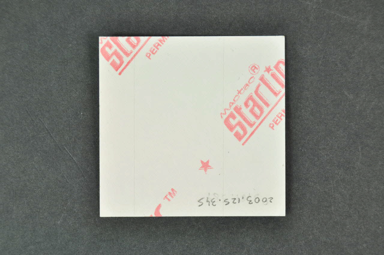 autocollant "Petit calin sans gros chagrin" 2003.125.345 Photo Mucem