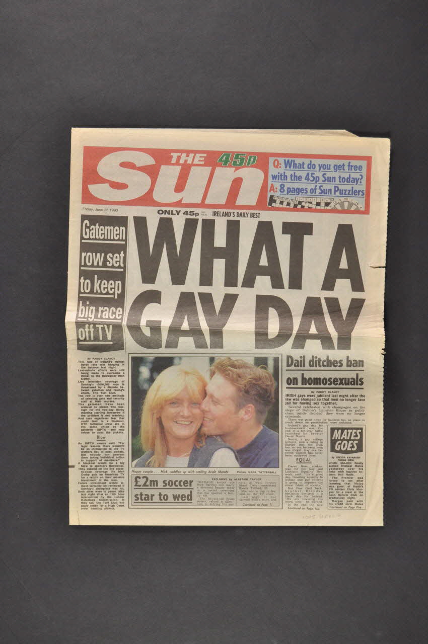 Journal : The Sun Coupure de presse "The sun, 25 juin 1993 : "What a gay day" (Quel jour gay) Irlande 1993/6/25 2005.182.12 Photo Mucem