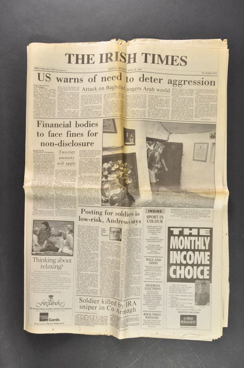Journal The Irish Times journal The Irish Times, 28 juin 1993, p. 2 : "Carnival atmosphere pervades Gay pride celebration" (Une atmosphère carnavalesque pervertit la célébration de la gay pride) Irlande 1993/6/28 2005.182.18.1-6 Photo Mucem